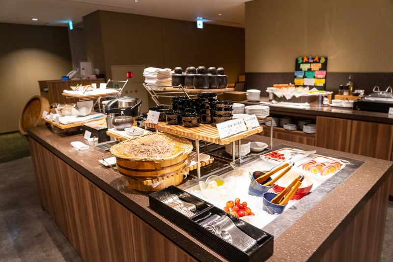 充実のビュッフェコーナー。ビニール手袋とマスク着用で感染対策も万全
