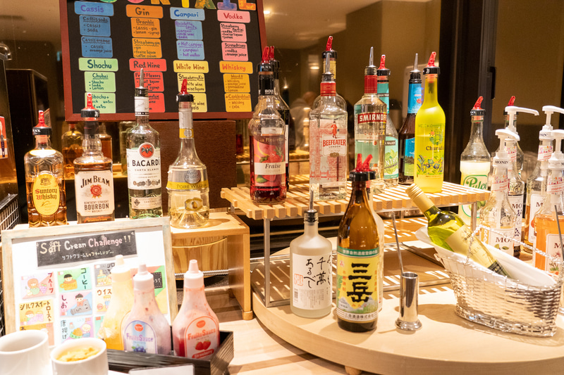 ビールに日本酒はもちろん、ウイスキー、ワイン、焼酎、カクテルとアルコール類も飲み放題