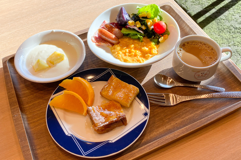 朝食は完全ビュッフェスタイルで和洋どちらもあります