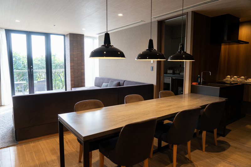 室内はシンプルでモダンなしつらえ