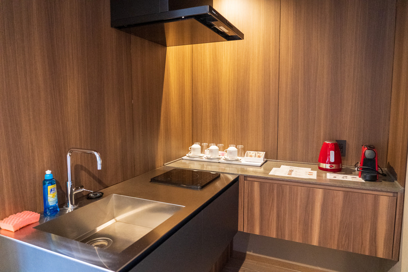 IHコンロに電気ポット、コーヒーメーカーなどのほかに、引き出しには食卓器材一式も