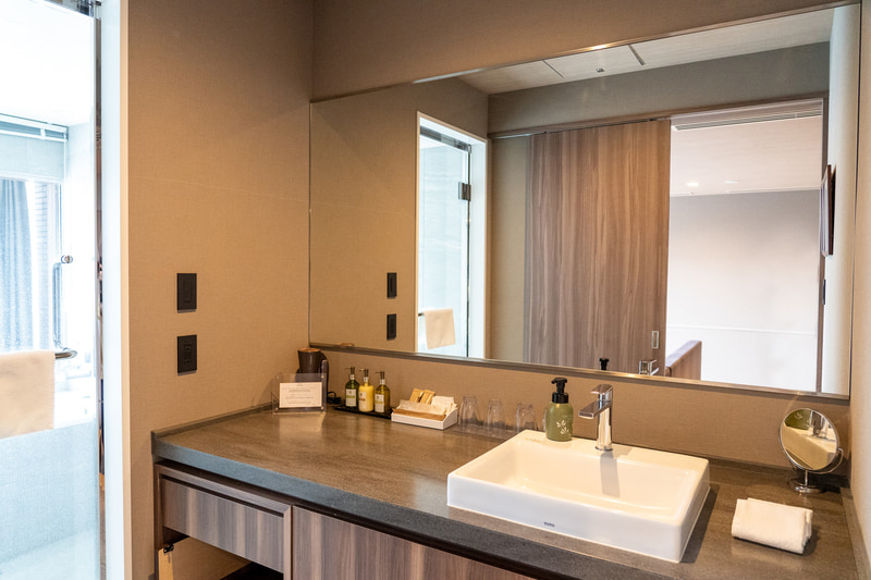 バスルーム。外の緑を見ながら自家源泉につかれる贅沢なビューバスです