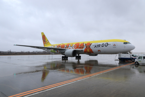 ロコンジェット北海道、新千歳で初便就航。草野社長「機内も演出に