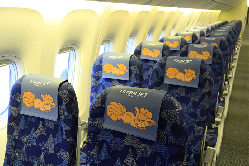 右側座席のロコンをデザインしたヘッドレストカバー