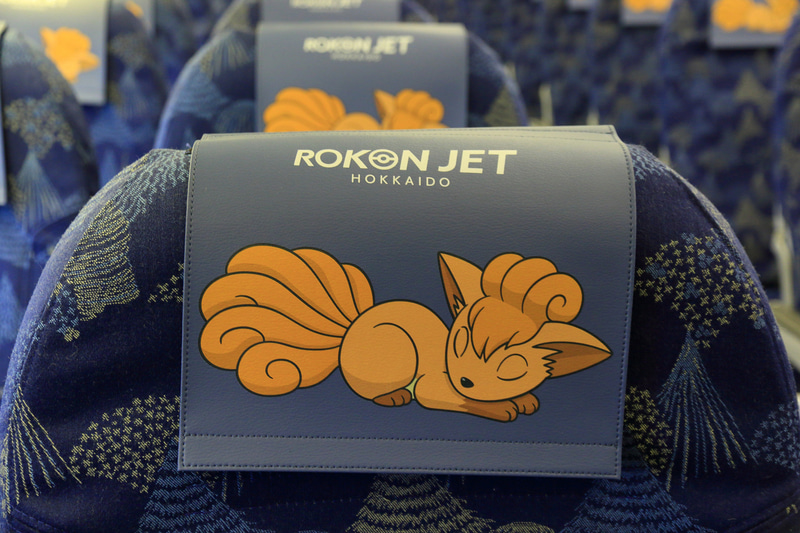 右側座席のロコンをデザインしたヘッドレストカバー