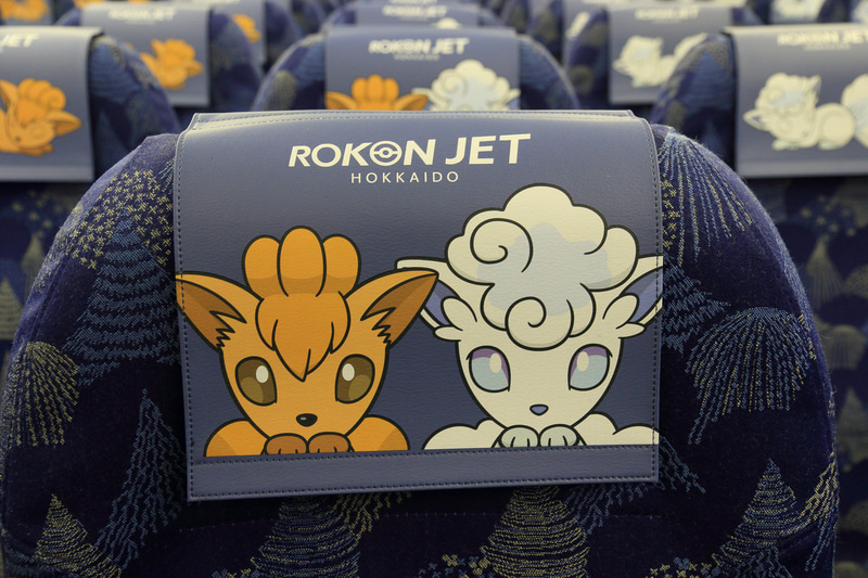 中央は2匹が寄り添いこちらをうかがうようなデザイン