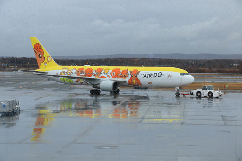 ロコンジェット北海道、新千歳で初便就航。草野社長「機内も演出に