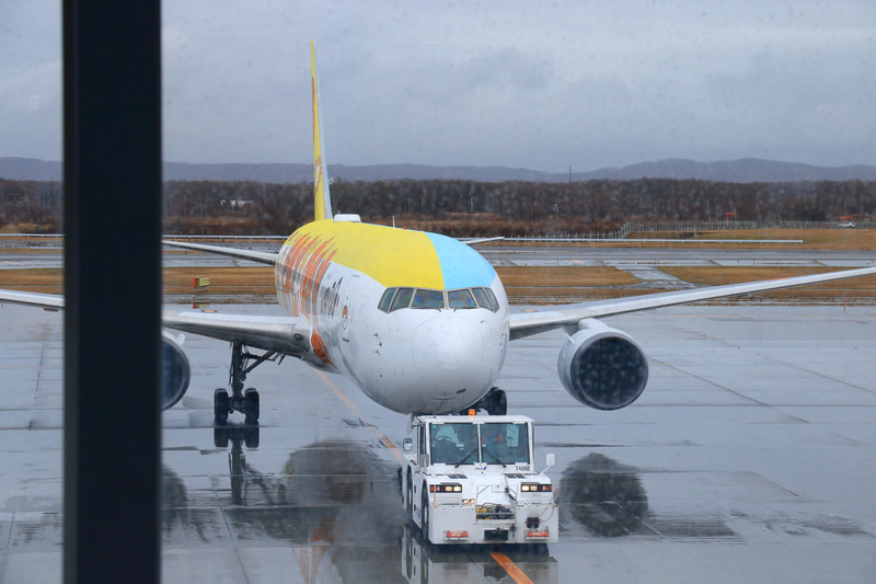 86番スポットから7番スポットへとトーイングされてきたロコンジェット北海道