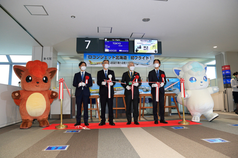 テープカットとフォトセッションには機体にも描かれているロコンとアローラロコンも参加