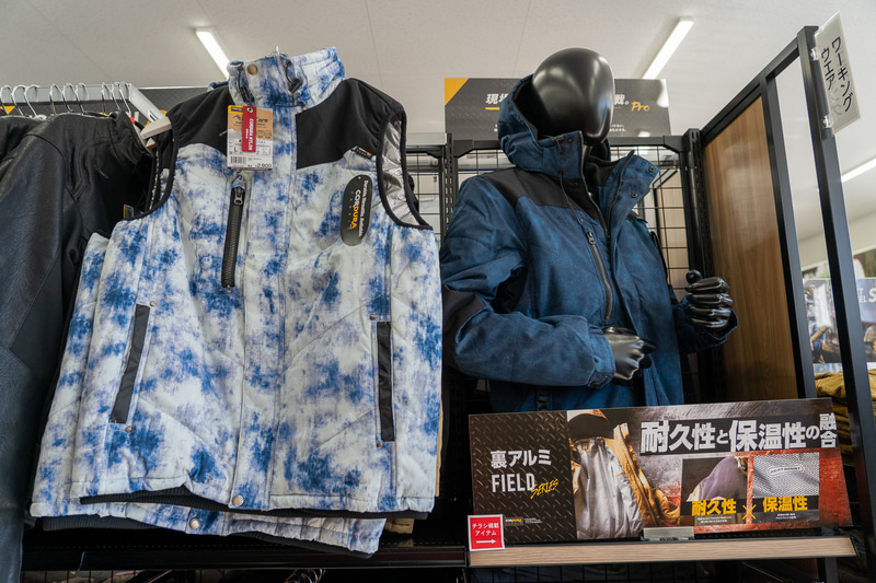 裏地のアルミが体温を反射するブルゾンやベストなど