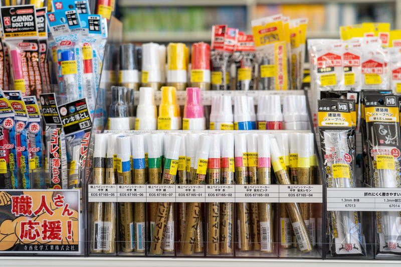 職人さんには定番でこちらも売れ筋商品という、水のなかでも書けるペイントマーカー。ただしシンナーの匂いがきついらしい