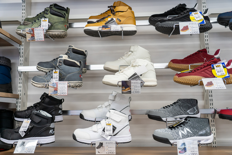 言われなくては分からないおしゃれな「セーフティシューズ」もいろいろ。アウトドアユースやバイク乗りさんにも