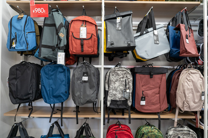 一般客向けのバッグやリュック、シューズ