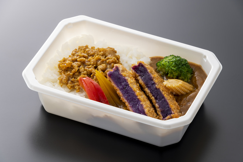 沖縄産 紅イモコロッケと彩り野菜カレー