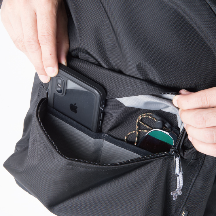 フロントポケットにオーガナイザー