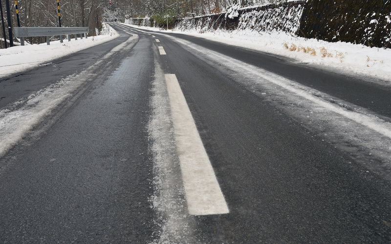 ちょっと前まで「はげしく水しぶきを跳ね上げていた」シャーベット状の路面は、わずか10分進むと「水しぶきを上げない」黒い路面に変化
