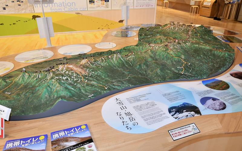 旭岳の自然、環境との調和、ツアーの楽しみ方などさまざまな情報を発信する旭岳ビジターセンターは2019年6月に開業。今冬は大雪山の四季を360度バーチャル体験できるVR展示コーナーを新設