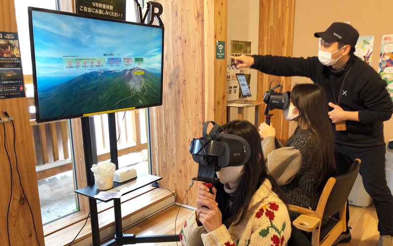 旭岳の自然、環境との調和、ツアーの楽しみ方などさまざまな情報を発信する旭岳ビジターセンターは2019年6月に開業。今冬は大雪山の四季を360度バーチャル体験できるVR展示コーナーを新設