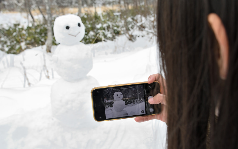 今シーズン初めての雪を楽しむぞ～！　子供のようにはしゃぎまくる2人