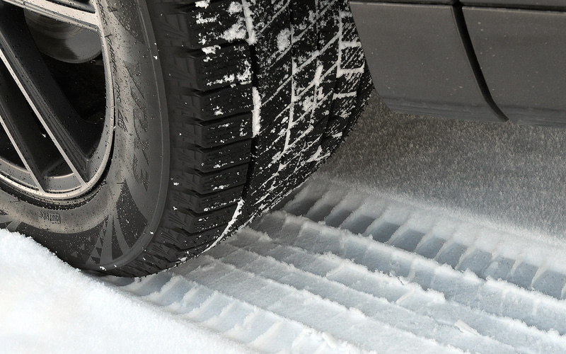タイヤの細かな溝（サイプ）が雪にしっかり噛み付く様子は肉眼でも確認。そしてミクロの世界では発泡ゴムが水の膜をしっかり吸収し取り除き、氷上グリップ性能を発揮