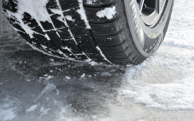 左は標高1100m地点、気温-4℃。右は標高400m地点、気温＋1℃。どちらも「氷の上」ですが、右の溶けかかった状態の方がより滑りやすくなります。タイヤと路面の水をいかに取り除くかが重要