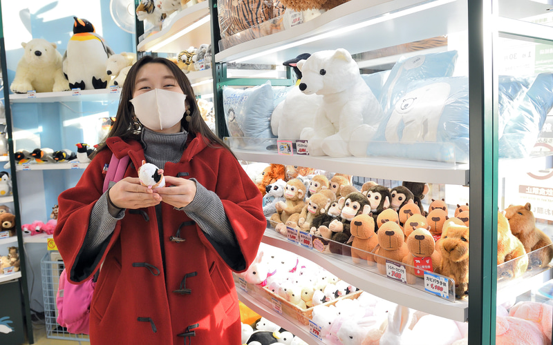 旭山動物園はオリジナルグッズの豊富さも魅力。お天気にも恵まれて最高！