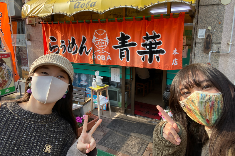 2人がドライブ旅のシメに選んだのは「らぅめん青葉 本店」。完食すると「感謝」の文字が現われる有名などんぶりも確認