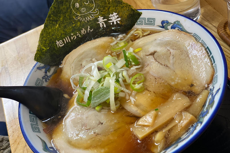 2人がドライブ旅のシメに選んだのは「らぅめん青葉 本店」。完食すると「感謝」の文字が現われる有名などんぶりも確認