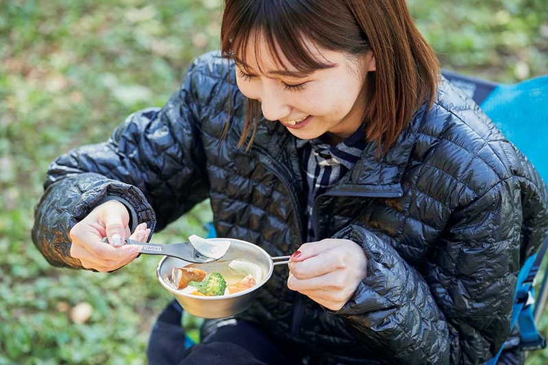 スプーンでスープをすくったり先割れ部分で食材を刺したりできる