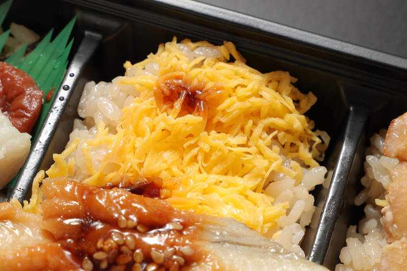 穴子の下には錦糸玉子