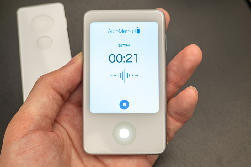 ソースネクストがAIボイスレコーダ新モデルを発表した