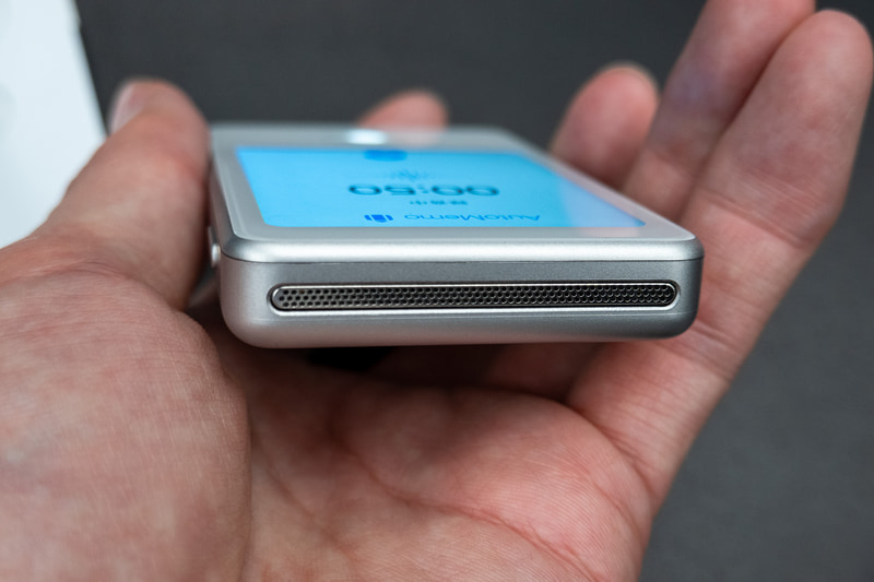 上部に内蔵スピーカーとマイクを備える