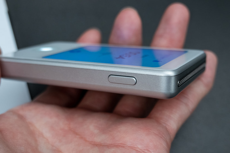 側面のボタンはスリープや再起動などに使う