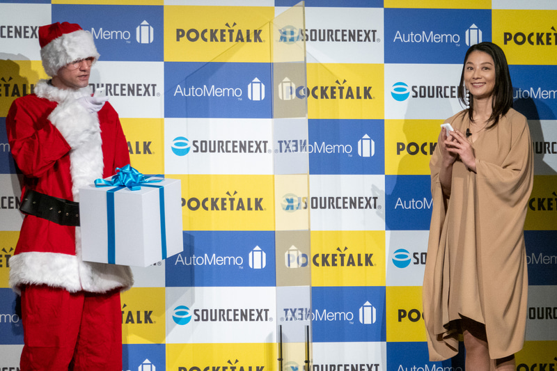 小池さんはポケトークを使って外国人と互いの母国語のままコミュニケーションするデモを披露した