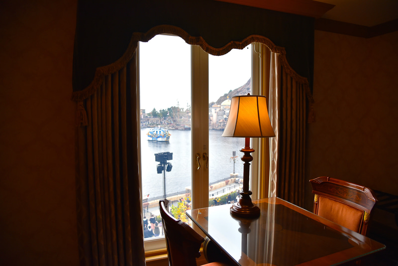 客室からの眺め。部屋からはクリスマス限定の水上グリーティングを観ることができた