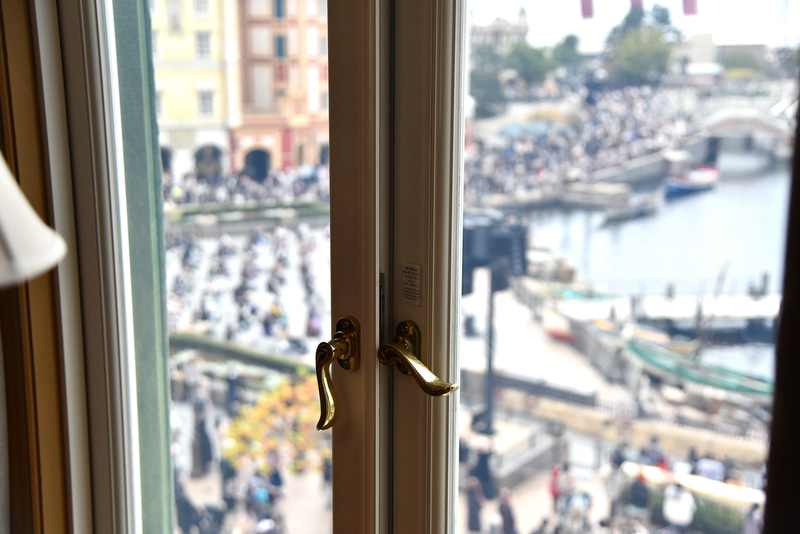 窓も少し開けることができ、パークの音楽やショーの活気がそのまま楽しめる