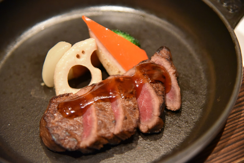 メインの2皿目は「紹興酒香る牛ロース肉のソテー 温野菜添え」