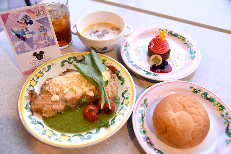 「カフェ・ポルトフィーノ」の「東京ディズニーシー20周年スペシャルセット」（2980円）