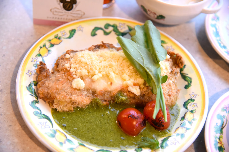 ボリュームたっぷりのカツレツには5種のチーズとジェノヴェーゼソースがたっぷり