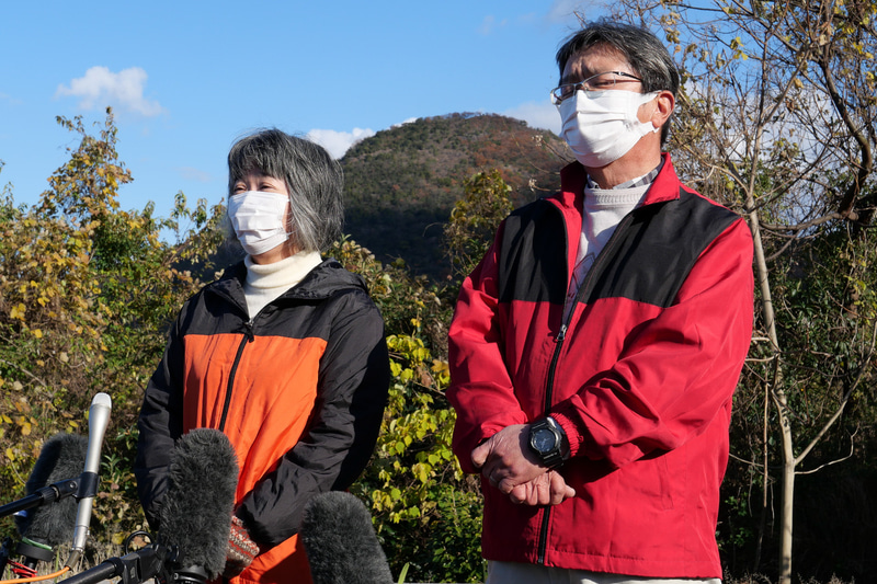 実証実験に参加した地元在住の夫婦。男性は「ロボットのなかに入っているような感覚で、普段より早く歩けたような気がした」、女性は「膝に痛みや違和感を感じることなく普通に歩けたのですごいなと感じた」とそれぞれ感想を述べた