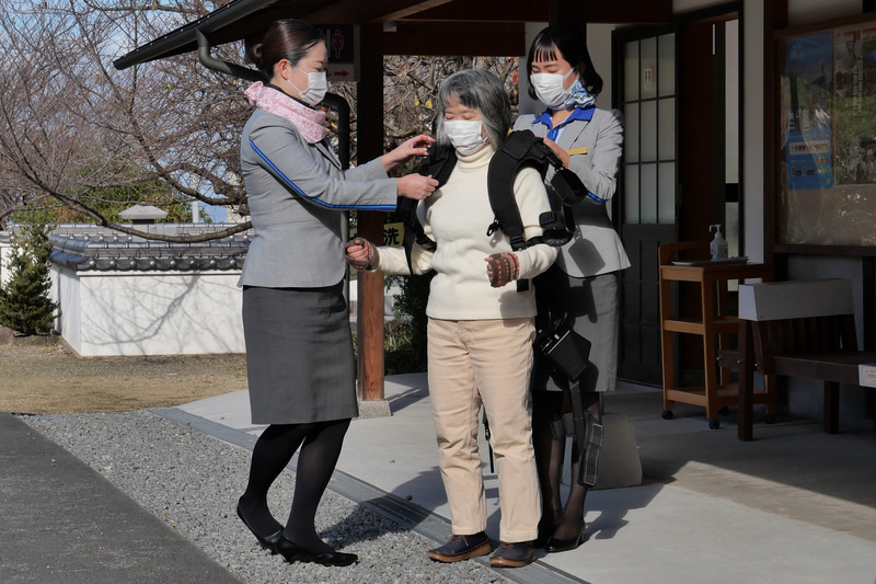 WALK-MATEの着脱はANAのCAが手伝った