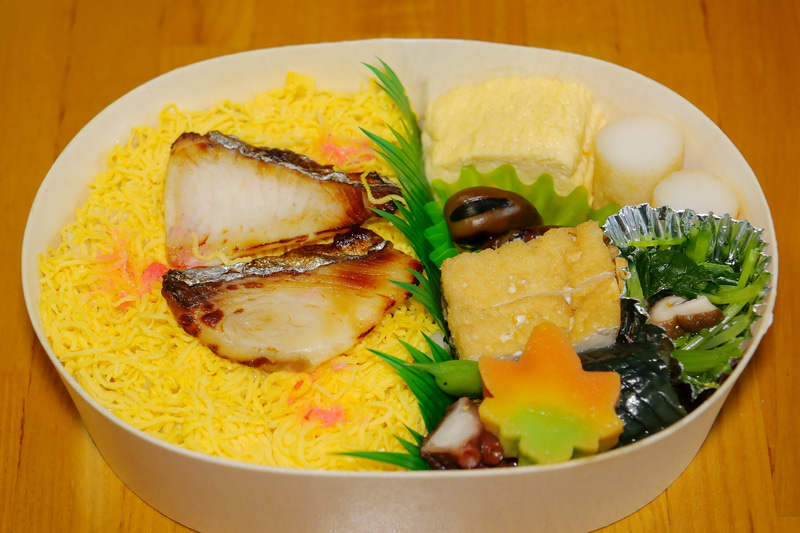 讃岐 美味の旅弁当には、讃岐で昔から親しまれている郷土の味がふんだんに盛り付けられている