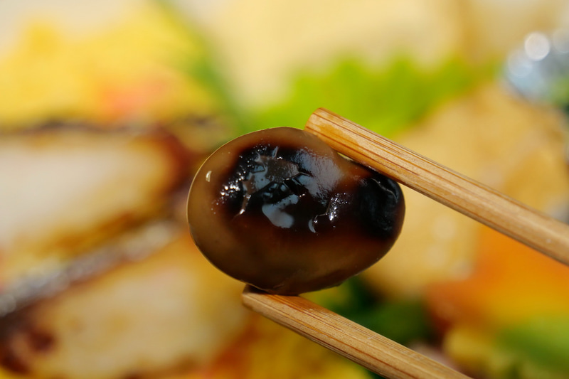讃岐の家庭で欠かすことのできない郷土料理「しょうゆ豆」。二蝶初代女将から代々受け継がれたオリジナルレシピで作られており、抜群の美味しさだ
