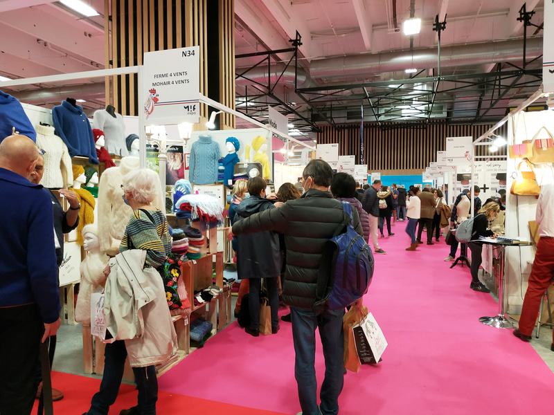 帽子、セーター、靴下、室内履き、サングラスといった衣料品やアクセサリー各種