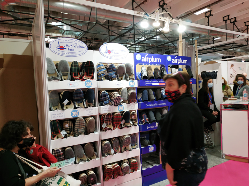 帽子、セーター、靴下、室内履き、サングラスといった衣料品やアクセサリー各種