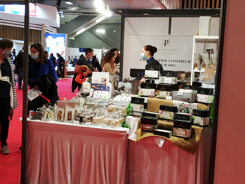 チョコレート、お菓子、ジャム、ハチミツ、チーズ、パン、お茶、コーヒーと、食品は充実のラインアップ