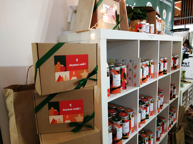 チョコレート、お菓子、ジャム、ハチミツ、チーズ、パン、お茶、コーヒーと、食品は充実のラインアップ