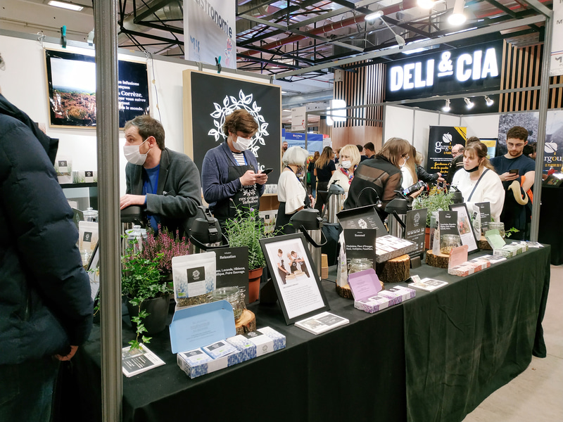 チョコレート、お菓子、ジャム、ハチミツ、チーズ、パン、お茶、コーヒーと、食品は充実のラインアップ