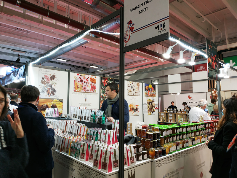 チョコレート、お菓子、ジャム、ハチミツ、チーズ、パン、お茶、コーヒーと、食品は充実のラインアップ