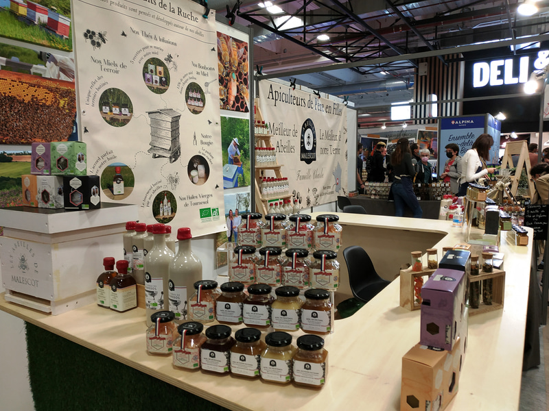 チョコレート、お菓子、ジャム、ハチミツ、チーズ、パン、お茶、コーヒーと、食品は充実のラインアップ